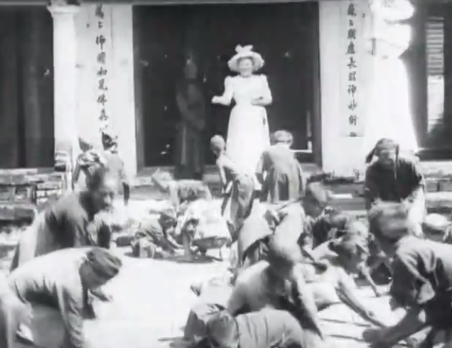 Enfants annamites ramassant des sapèques devant la Pagode des Dames (1901)